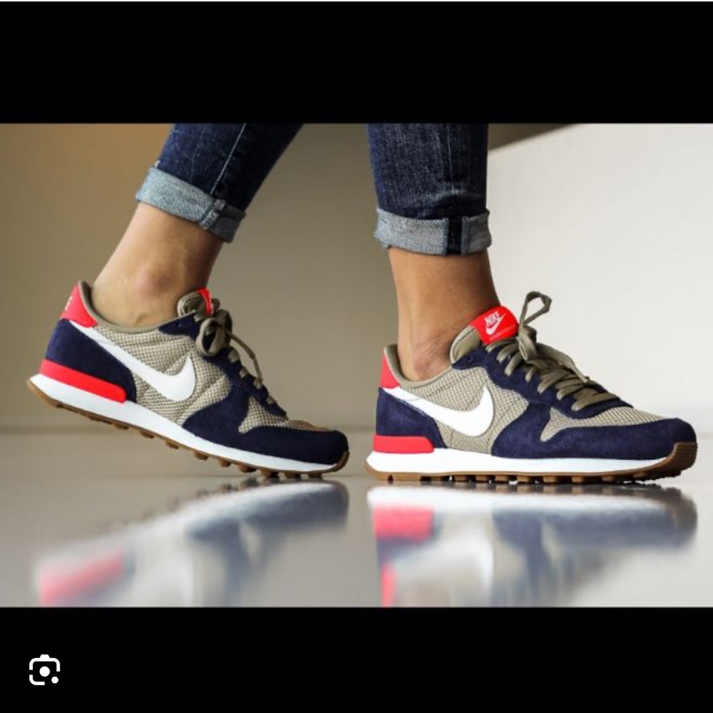 Nike Internationalist Loyal Blue Bamboo Women’s 8.5 Sneakers Sold out online!!